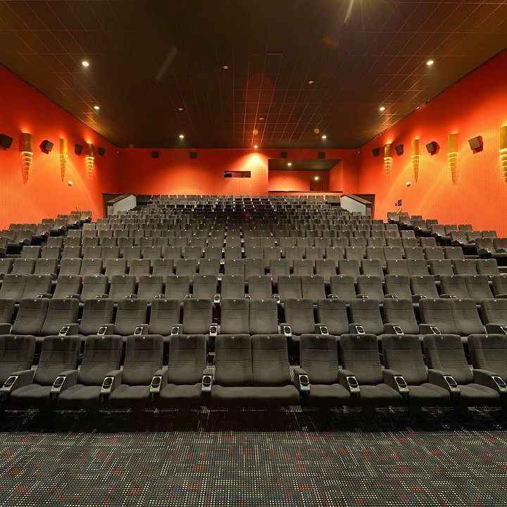 Business-Gäste genießen Filmvorführung in exklusivem Kino- red carpet event