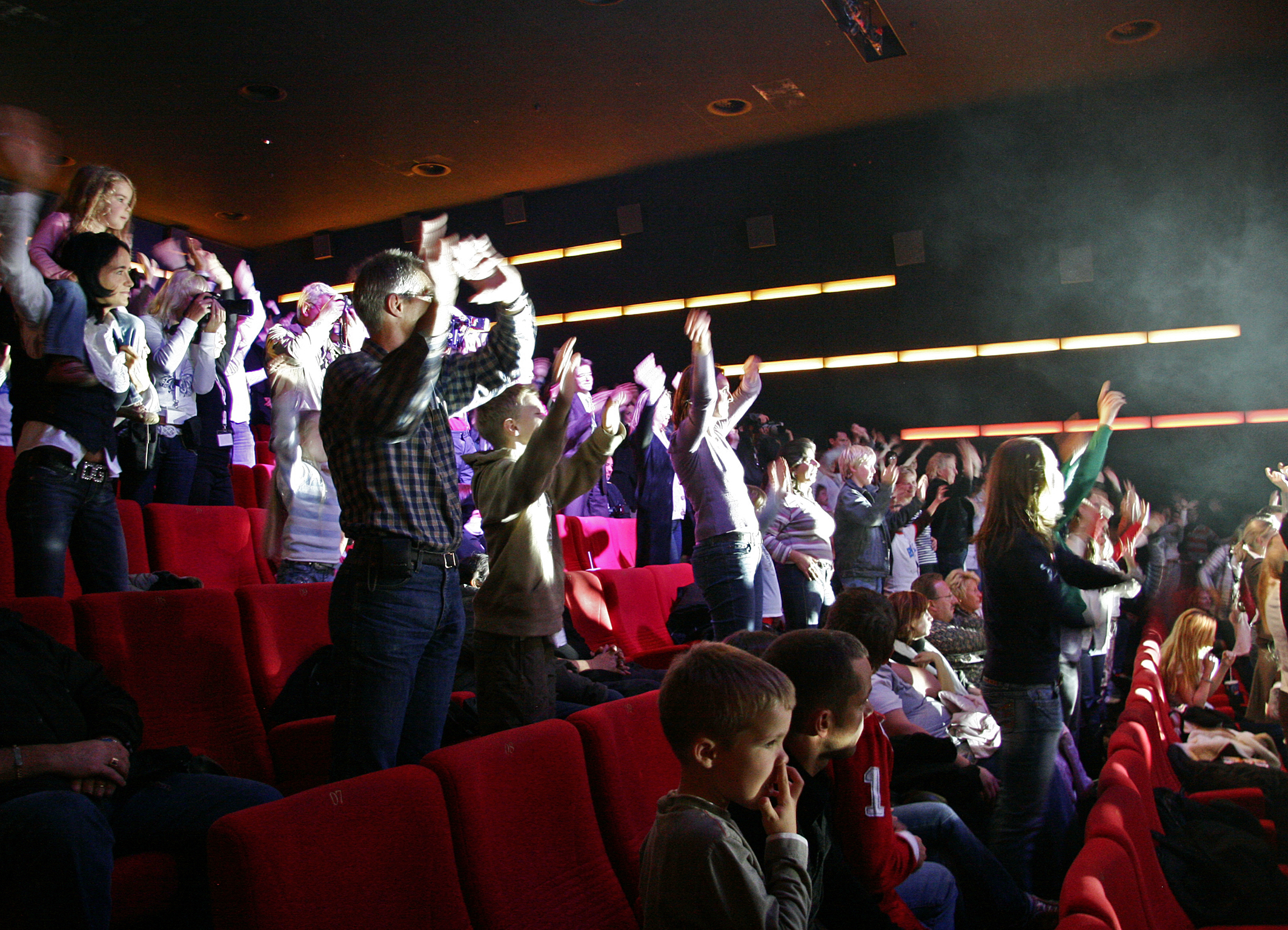 Unternehmen feiert mit ihren Familien im Kino