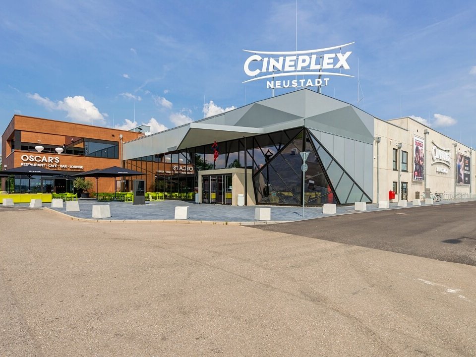 Neu Cineplex Neustadt Kino mieten für events- red carpet event