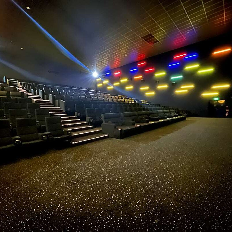 Perfekte Beleuchtung im Kinosaal des Cinestar Bremen für Präsentationen