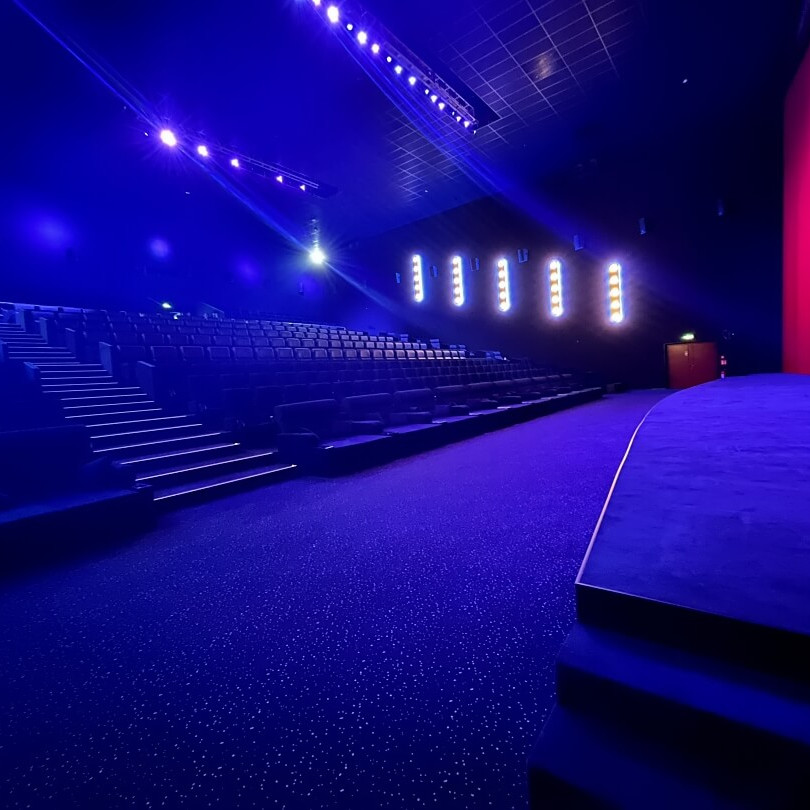 Große Leinwand im Kinosaal des Cinestar Bremen-red carpet event