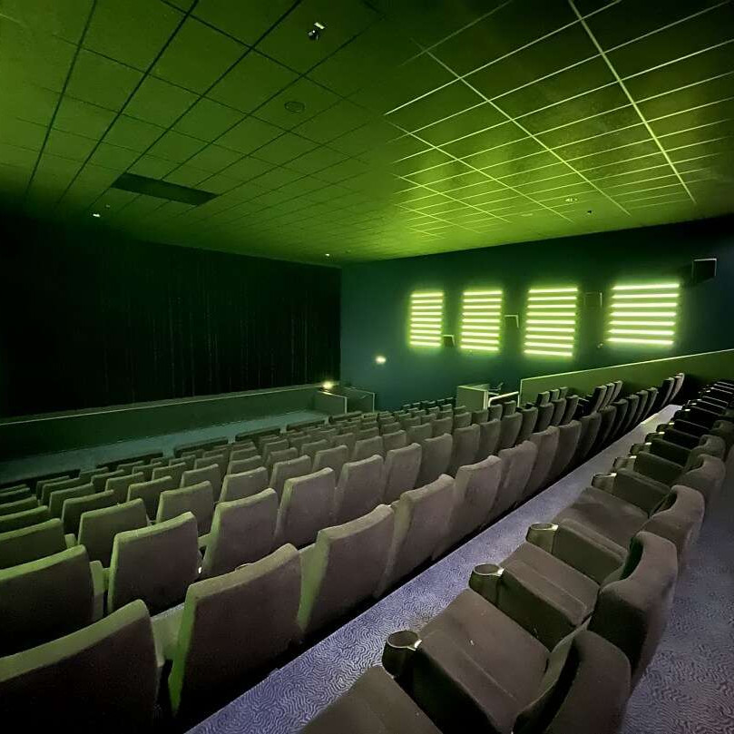 Modern ausgestatteter Kinosaal im Cinestar Bremen-red carpet event
